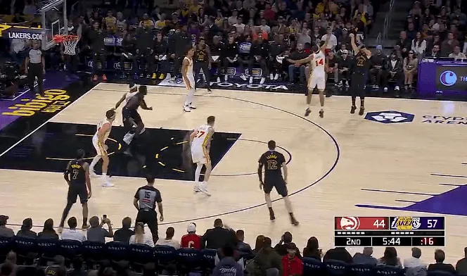 BOB半岛官网-东契奇第二节连续三分连拿9分，湖人一波18-2领先老鹰16分