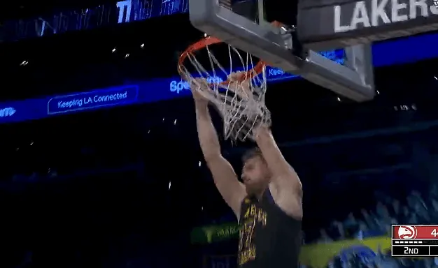 BOB半岛官网-东契奇第二节连续三分连拿9分，湖人一波18-2领先老鹰16分