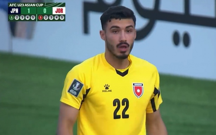 BOB半岛-球咋进了？？U23约旦门将挥拳庆祝后看到皮球入网，愣在原地